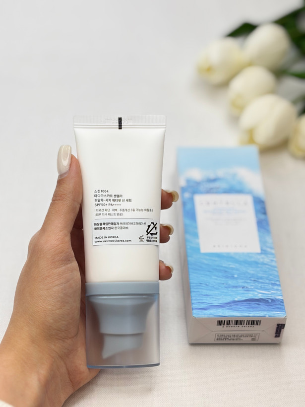 کرم سرم ضدآفتاب کیفیت اصلی ترمیمکننده،مرطوب کننده و آبرسان پوست تیوپی spf50 بی رنگ مدل Hyalu-Cica