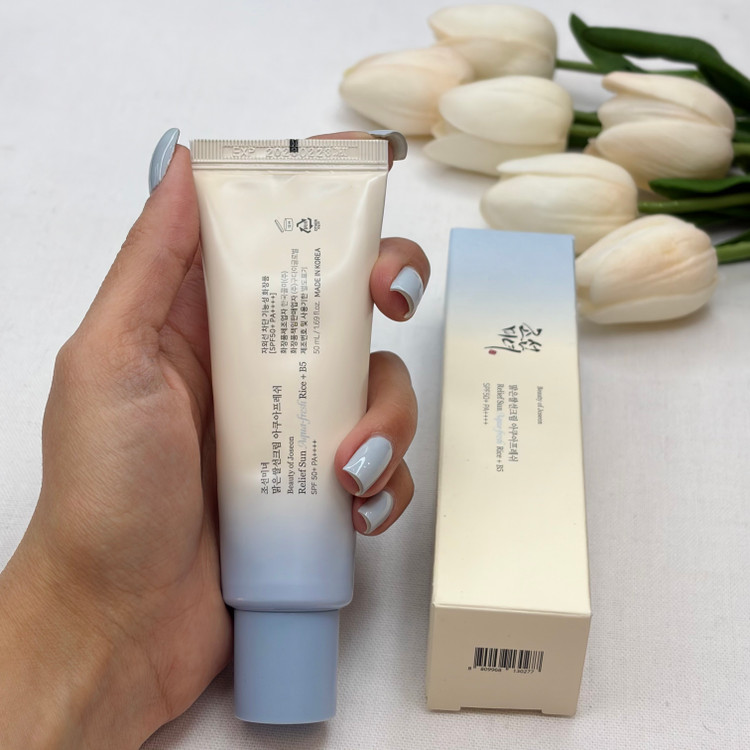 کرم ضدآفتاب بی رنگ صورت SPF 50 مدل آکوا فرش حجم ۵۰ میلی لیتر