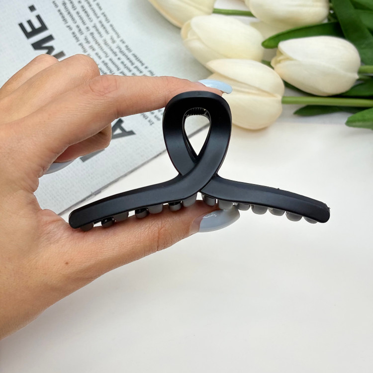 کلیپس نیمه مات طرح پاپیون مشکی ساده با کیفیت سایز 9cm