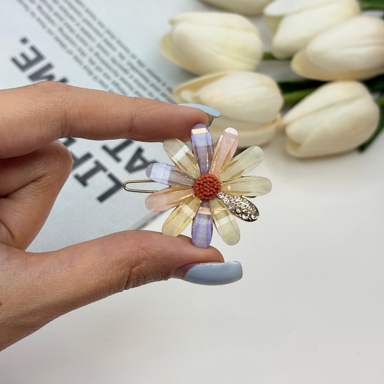 گیره موطرح گل بابونه کریستالی کنار مو و نیمه باز بستن پشت مو4/5cm