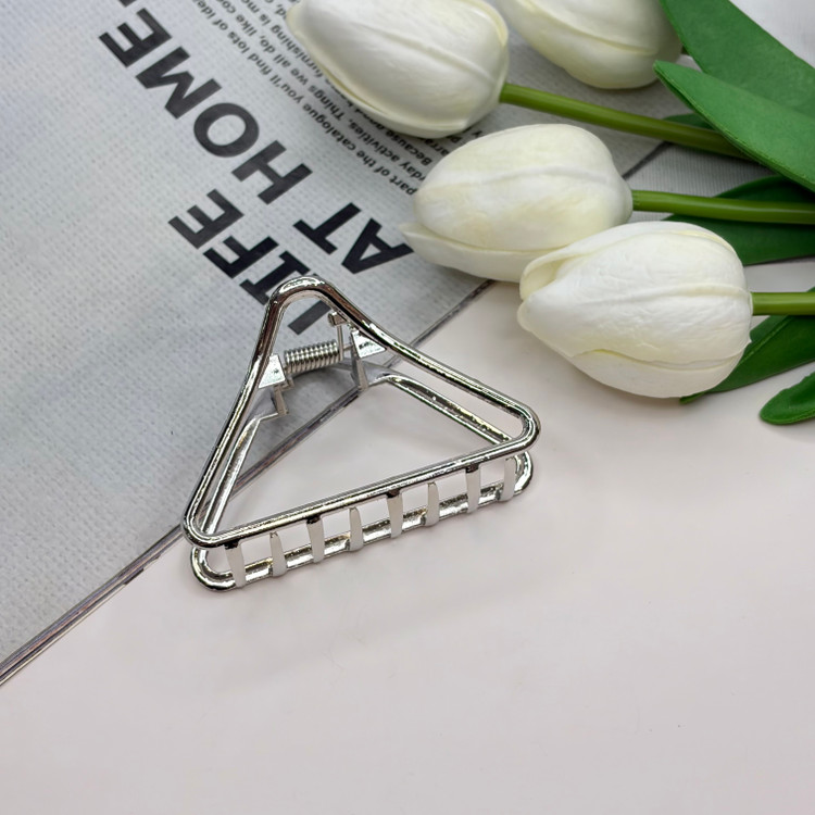 کلیپس فلزی طرح مثلت توخالی وارداتی با کیفیت سایز7cm