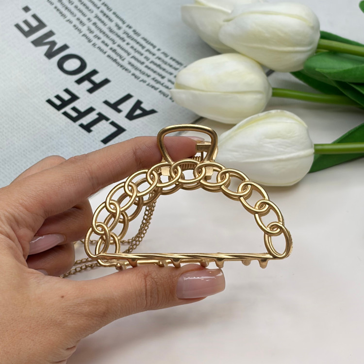 کلیپس فلزی آویزدار کریستال رنگ مات نیمدایره طرح کارتیه7cm