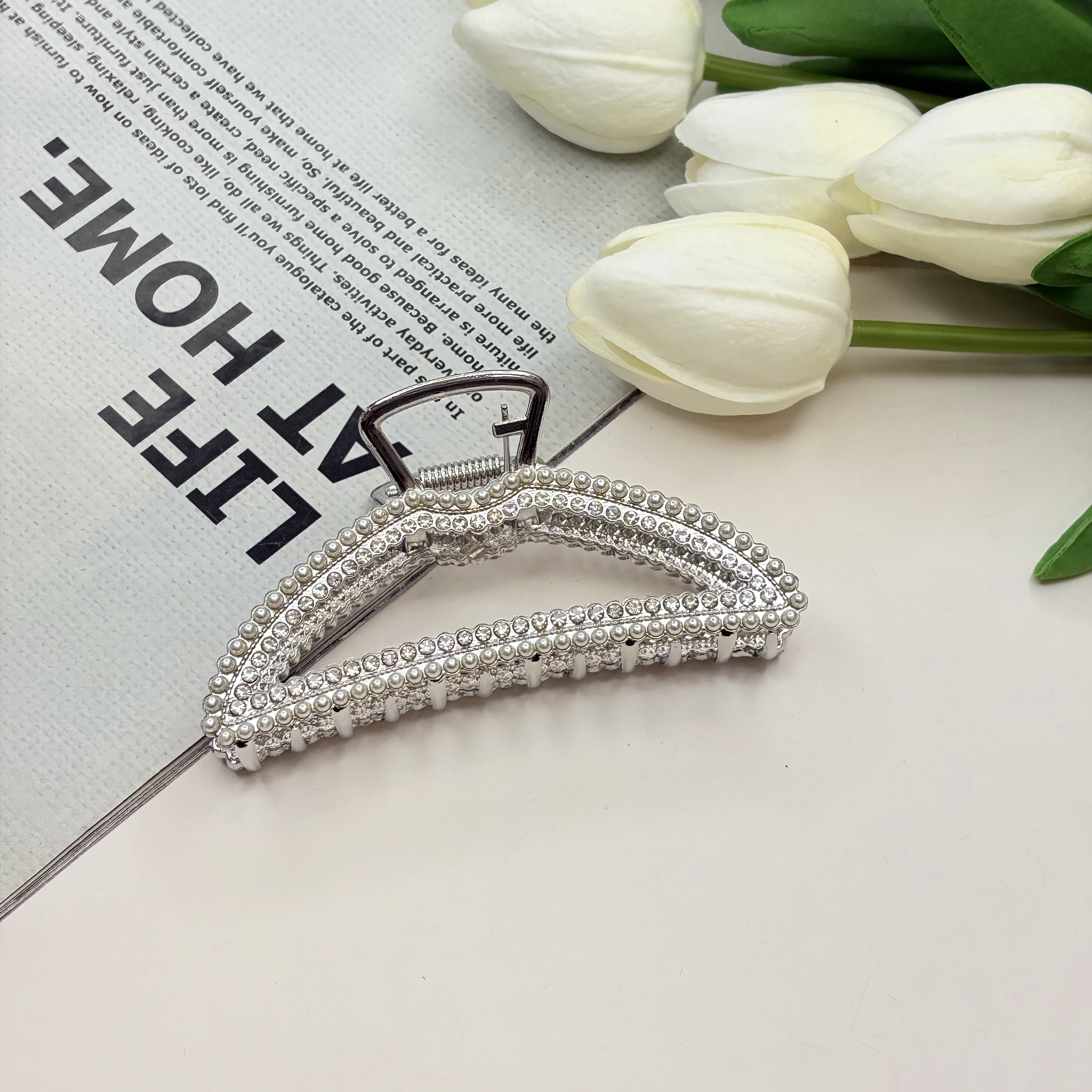 کلیپس فلزی نیم دایره فول نگین و‌ مروارید رنگ نقره ای سایز9.5CM