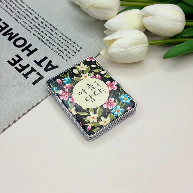آینه جیبی دوطرفه طرح گلدار فلزی وچرمیمستطیل7.5cm در 6.5cm