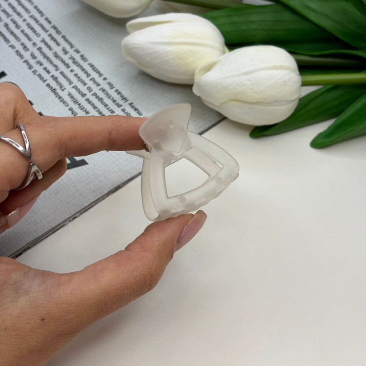 کلیپس مو مدل مثلثی یخی مات سایز کوچک 3cm