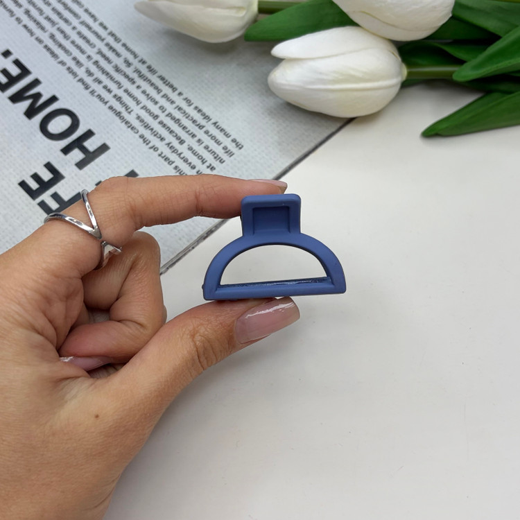 کلیپس طرح نیم دایره سایز کوچک رنگ مات3cm