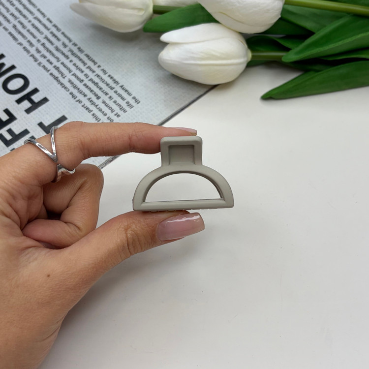 کلیپس طرح نیم دایره سایز کوچک رنگ مات3cm