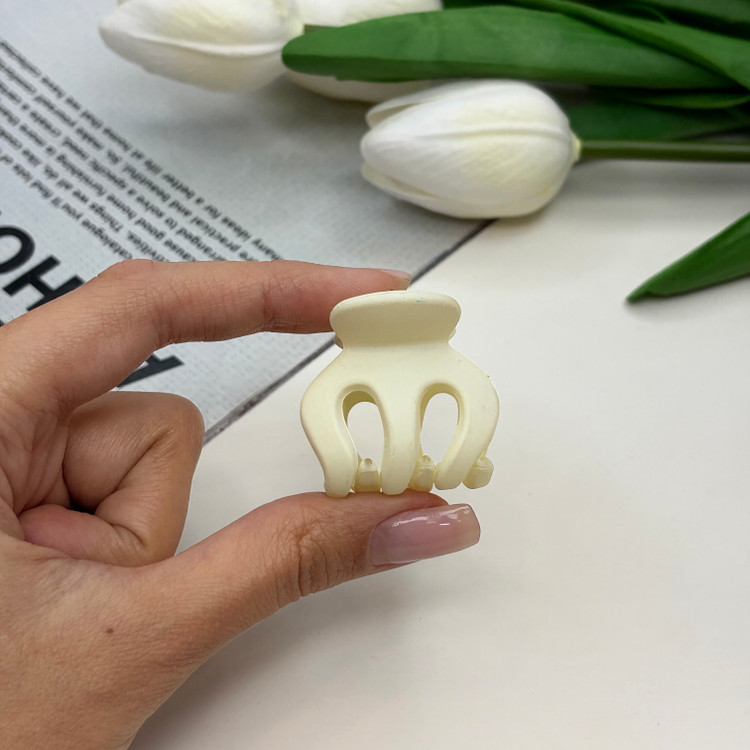 کلیپس مدل چنگکی سایز کوچک رنگ نود و مات3cm