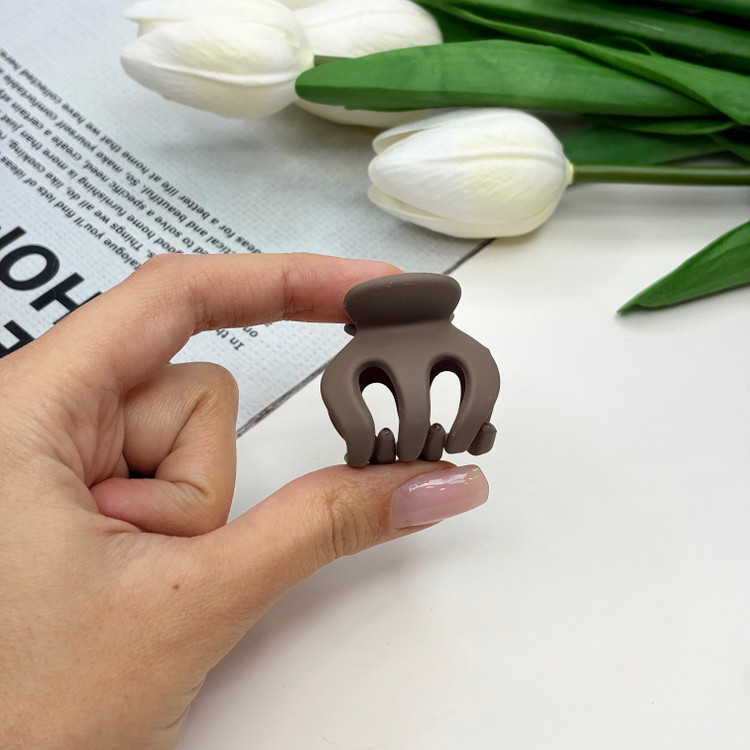 کلیپس مدل چنگکی سایز کوچک رنگ نود و مات3cm