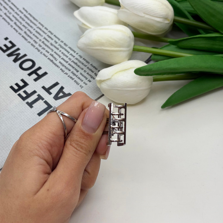 کلیپس فلزی طرح مستطیل سایز کوچک رنگ سربی2.5cm