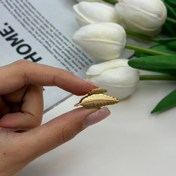 کلیپس فلزی طرح پر سایز کوچک رنگ طلایی2.5cm