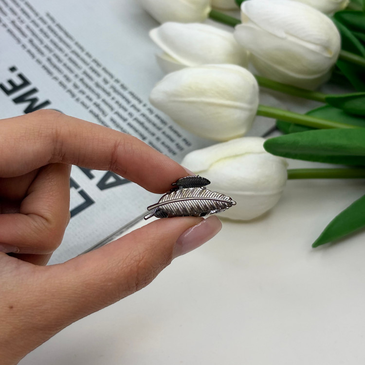 کلیپس فلزی طرح پر سایز کوچک رنگ سربی2.5cm