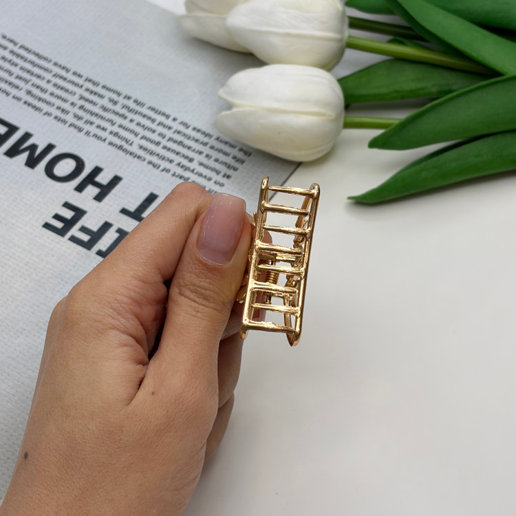 کلیپس فلزی طرح نیم دایره دوگل رنگ طلایی مات4.5cm