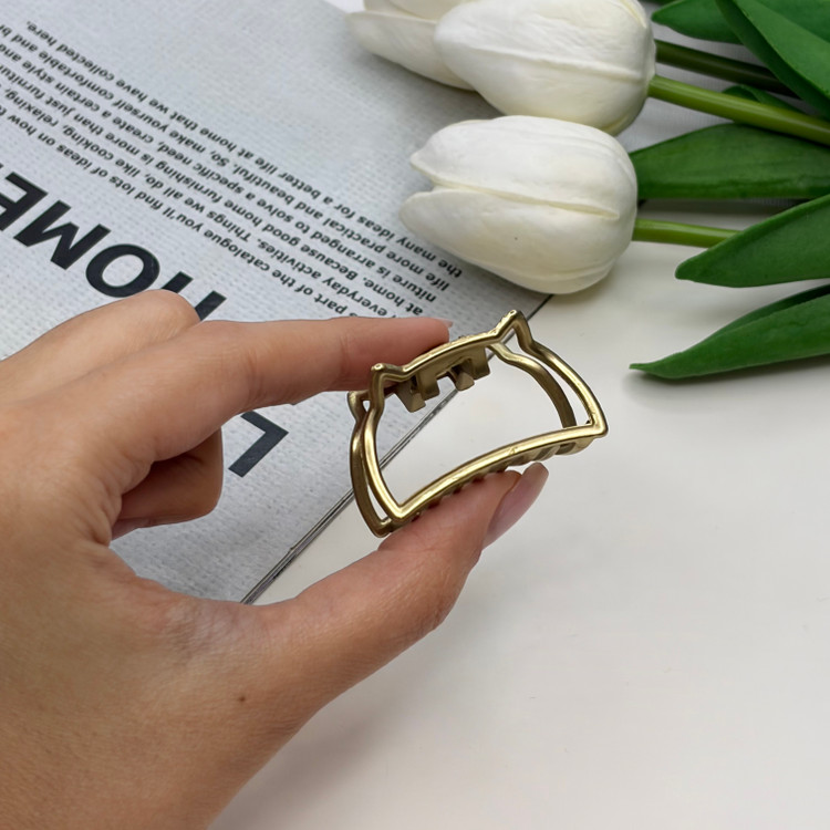 کلیپس فلزی طرح گربه ای رنگ طلایی مات4cm