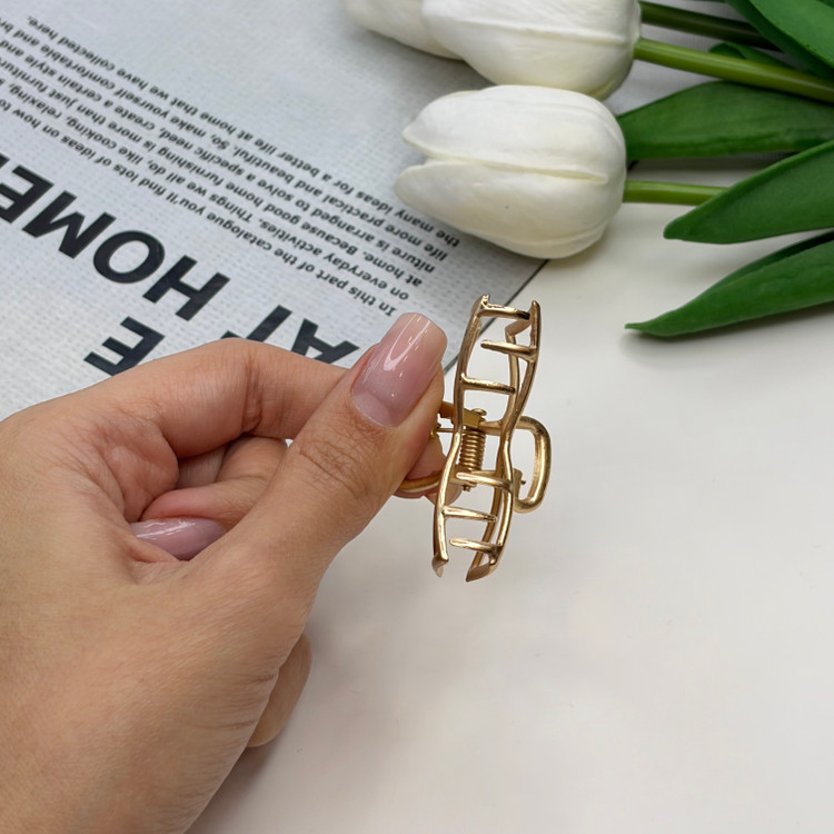 کلیپس فلزی طرح پاپیون رنگ طلایی مات4.5cm