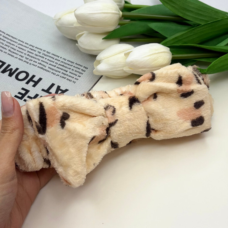 هدبند حوله ای پاپیون دار رنگ گلبهی پلنگی