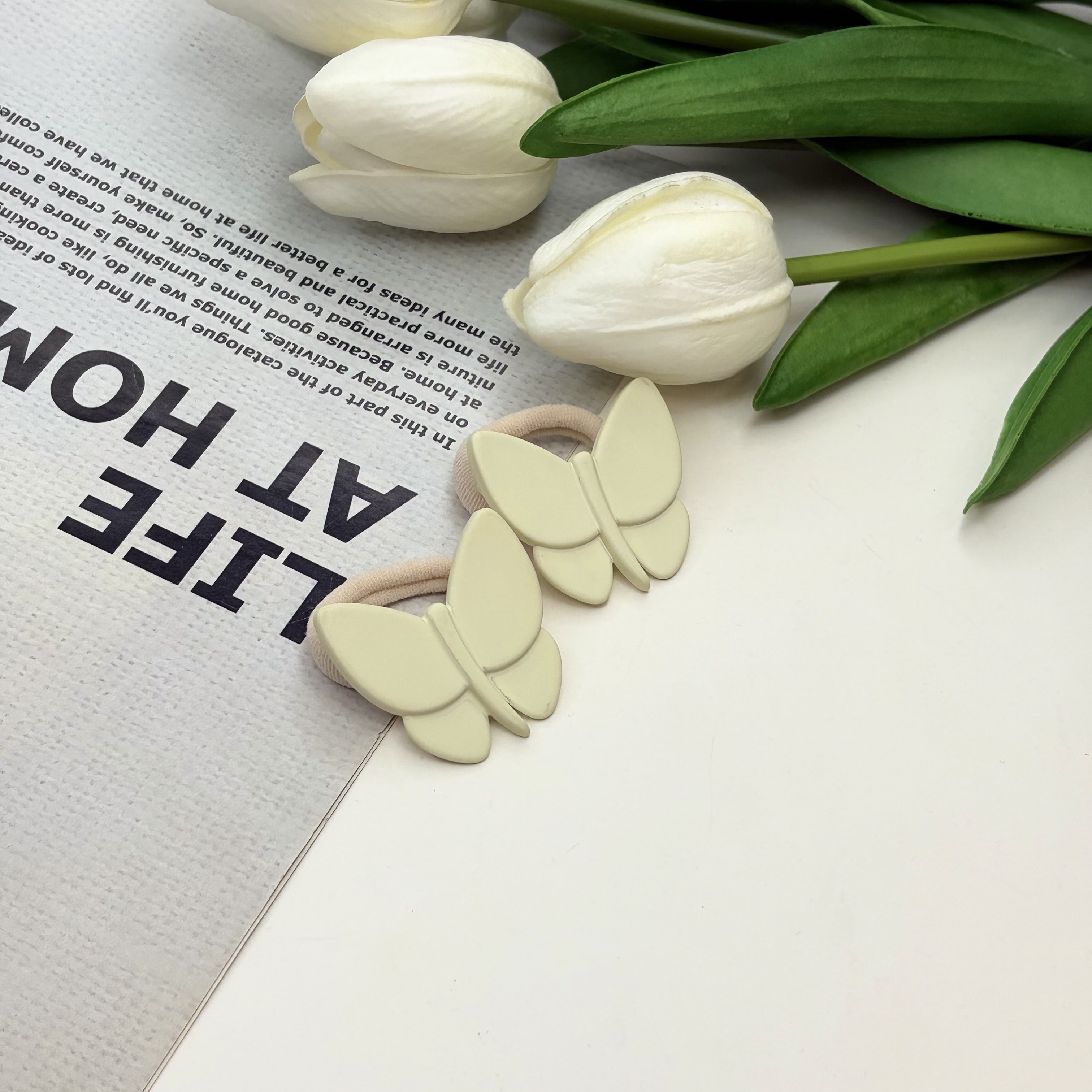 کش مو جفتی پیکسل دار حوله ای طرح پروانه رنگ شیری کرم