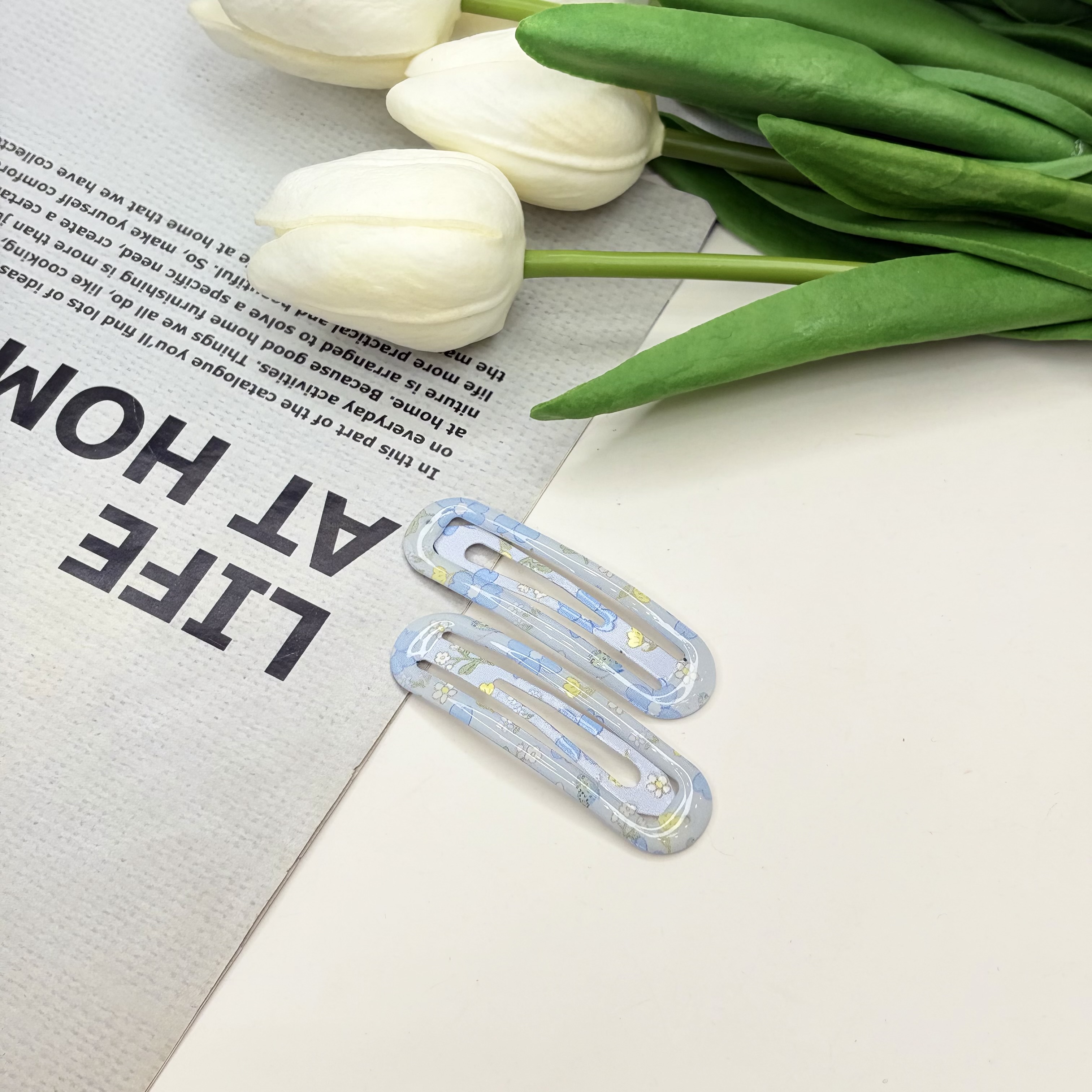 گیره مو جفتی براق تق تقی طرح گلدار و‌پینترستی رنگ‌ آبی6cm