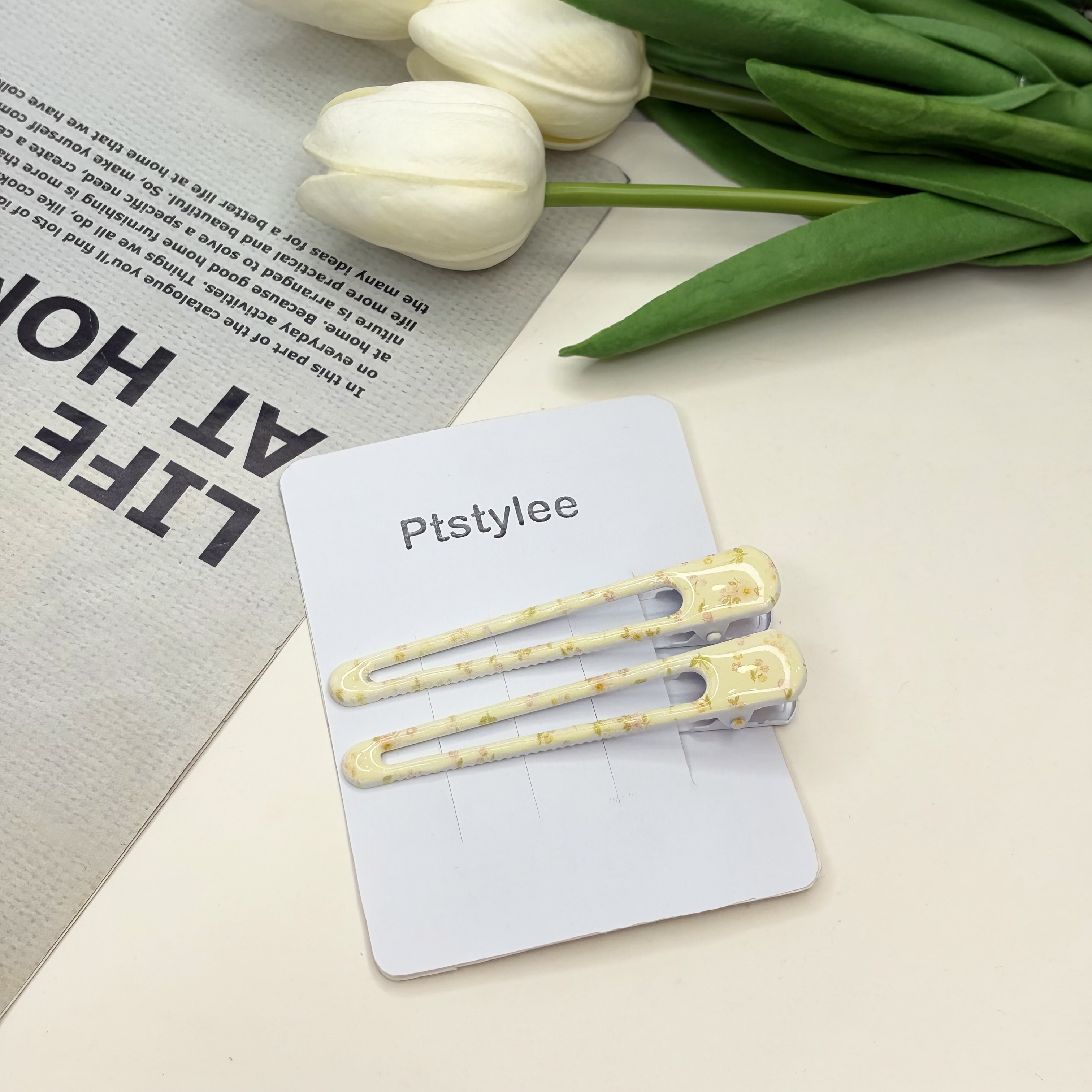 گیره مو جفتی براق انبری طرح گلدار و‌پینترستی براق  رنگ‌ زرد6cm