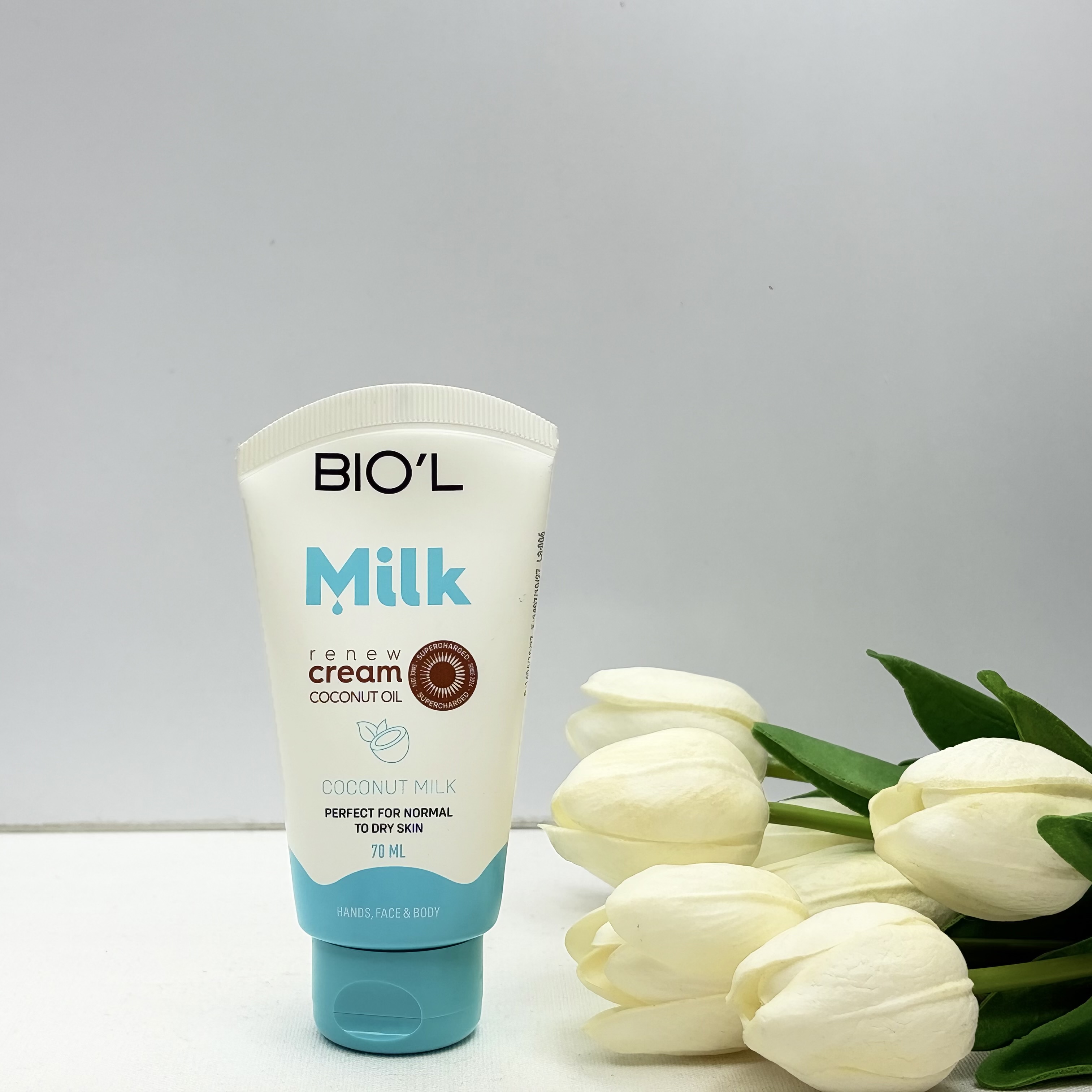 کرم مرطوب کننده دست و صورت بیول(biol) تیوپی حاوی پروتئین شیر و روغن نارگیل ۷۰میل مناسب پوست معمولی و خشک