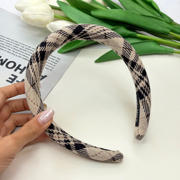 تل سر پارچه ای پشمی طرحدار برند باربری رنگ کرم مشکی 3 سانت