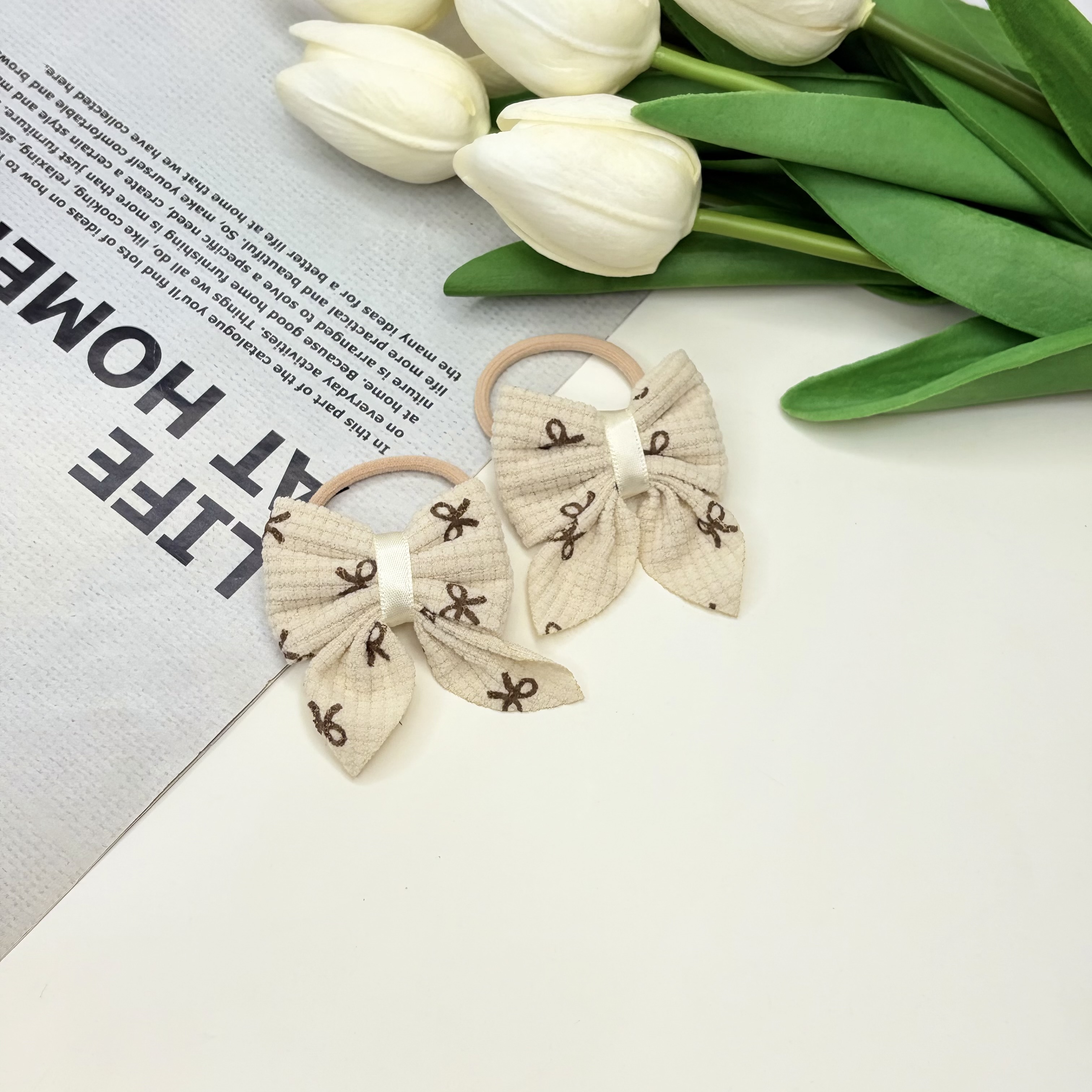 کش‌ مو جفتی طرح پاپیون پارچه ای رنگ نود کرم روشن