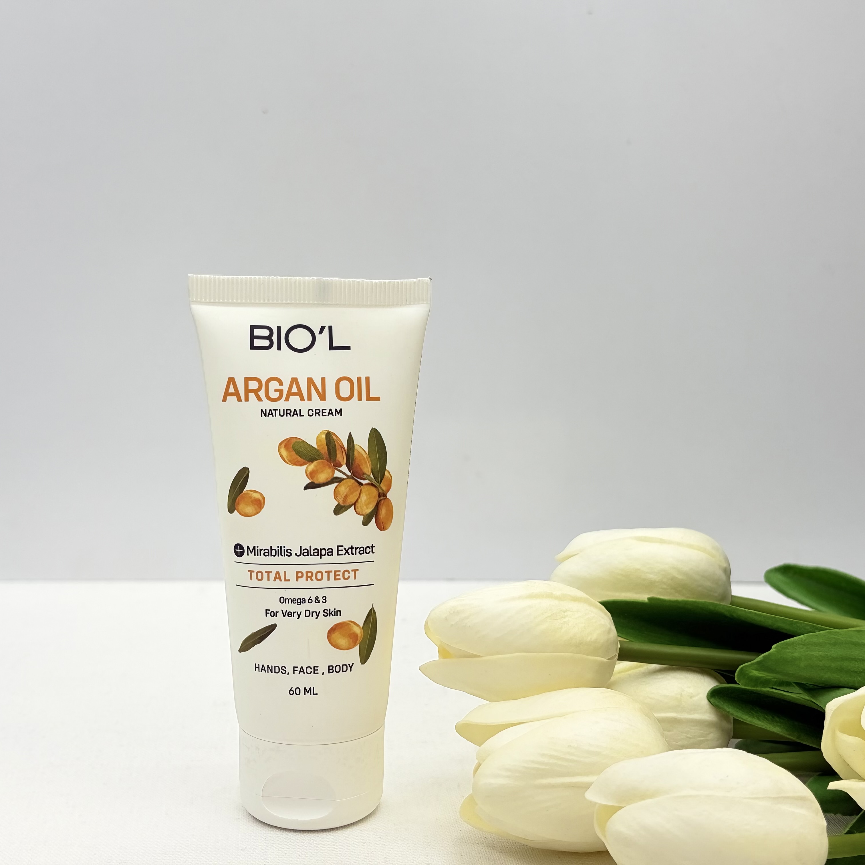 کرم مرطوب کننده دست و صورت تیوپی بیول biol حاوی عصاره لاله عباسی و روغن آرگان مناسب پوست های‌ خیلی خشک ۶۰میل