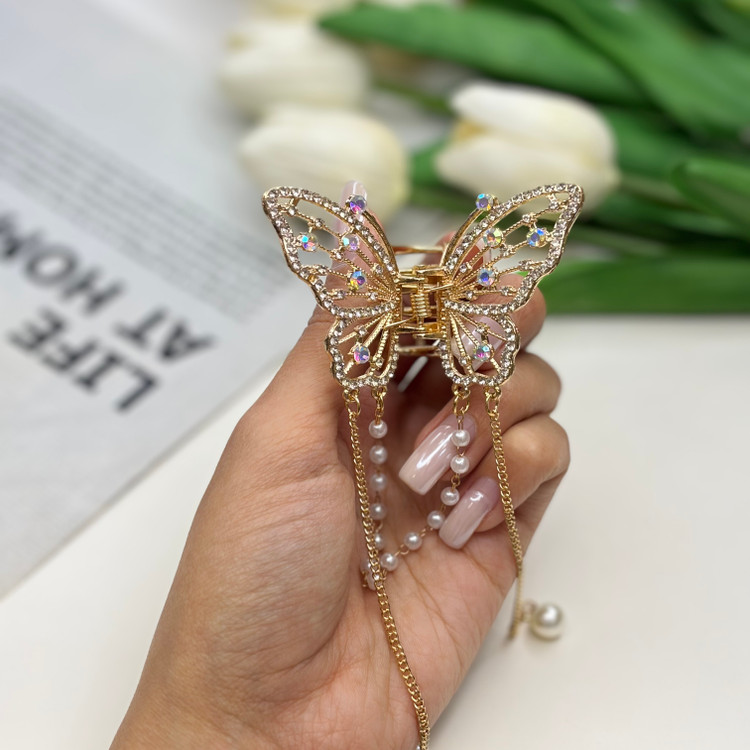 کلیپس فلزی طرح پروانه آویزدار زنجیر و مروارید فول نگین با کیفیت سایز حدودی 4.5cm