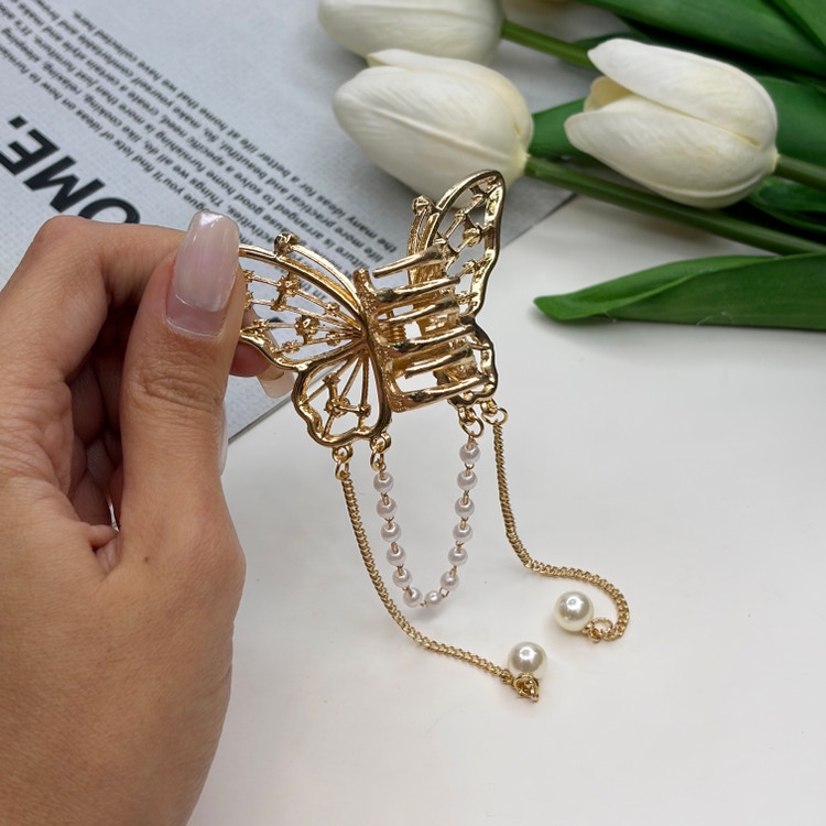 کلیپس فلزی طرح پروانه آویزدار زنجیر و مروارید فول نگین با کیفیت سایز حدودی 4.5cm