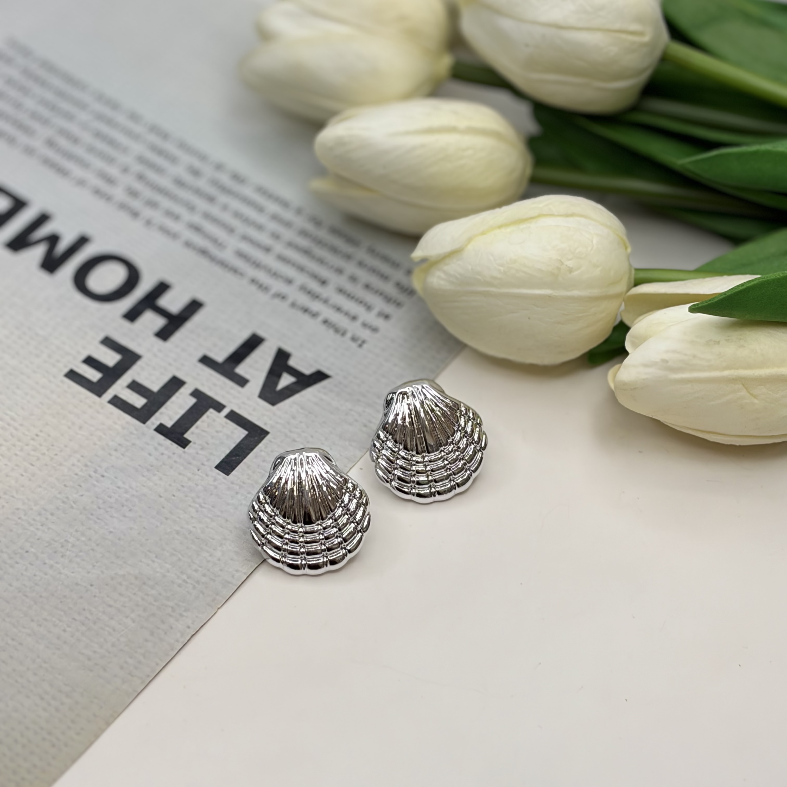 گوشواره طرح صدف نقره ای میخی