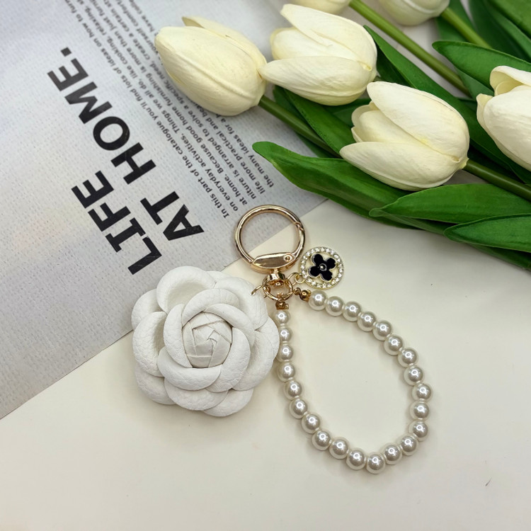 چارم بگ آویز کیف طرح گل رز سفید و مروارید و ونکلیف مشکی دور نگین