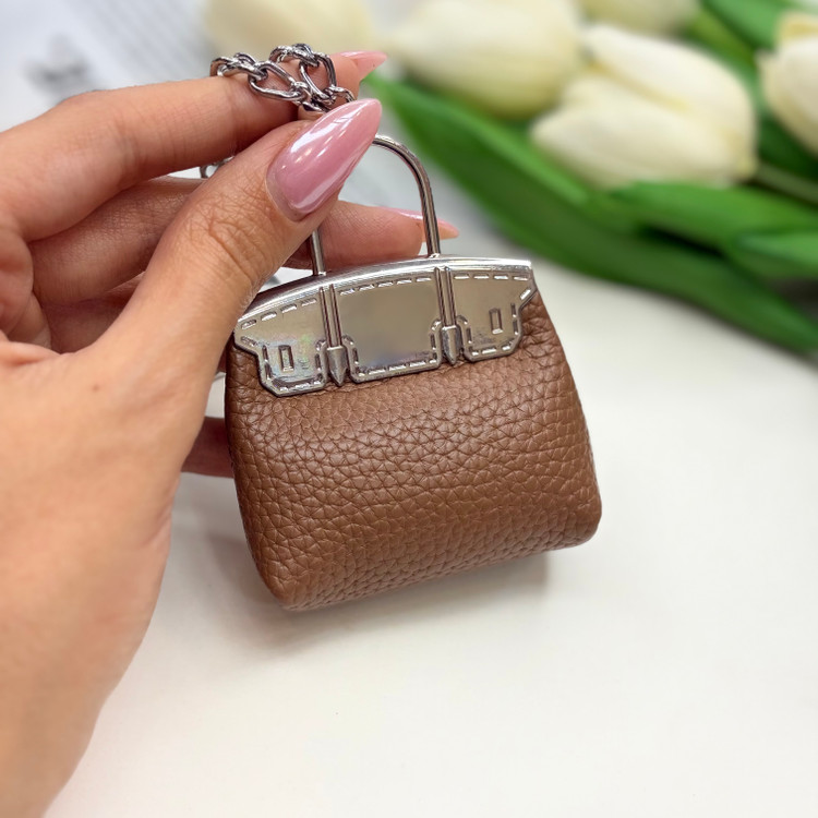 چارم بگ آویز کیف طرح کیف چرم رنگ قهوه ای شتری و آویزدار