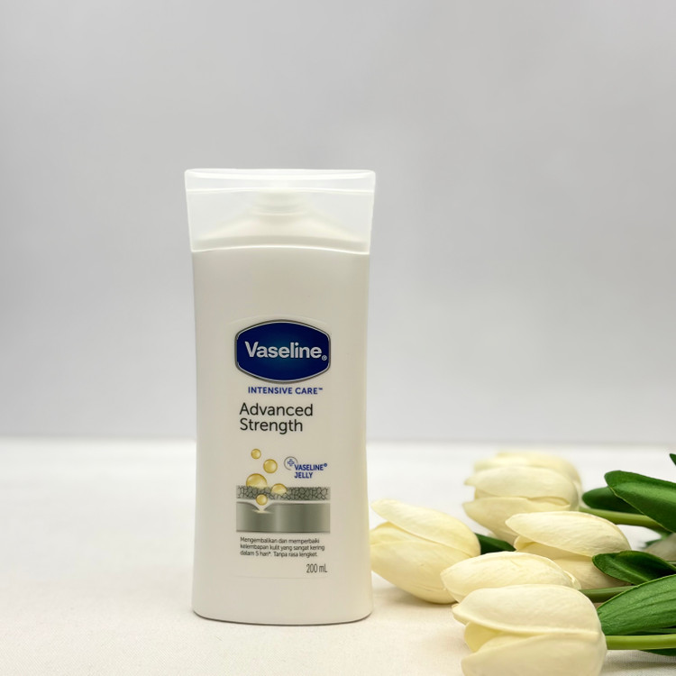 لوسین بدن سفید رنگ مناسب پوست حساس مدل ADVANCE STRENGTH حجم ۲۰۰میل