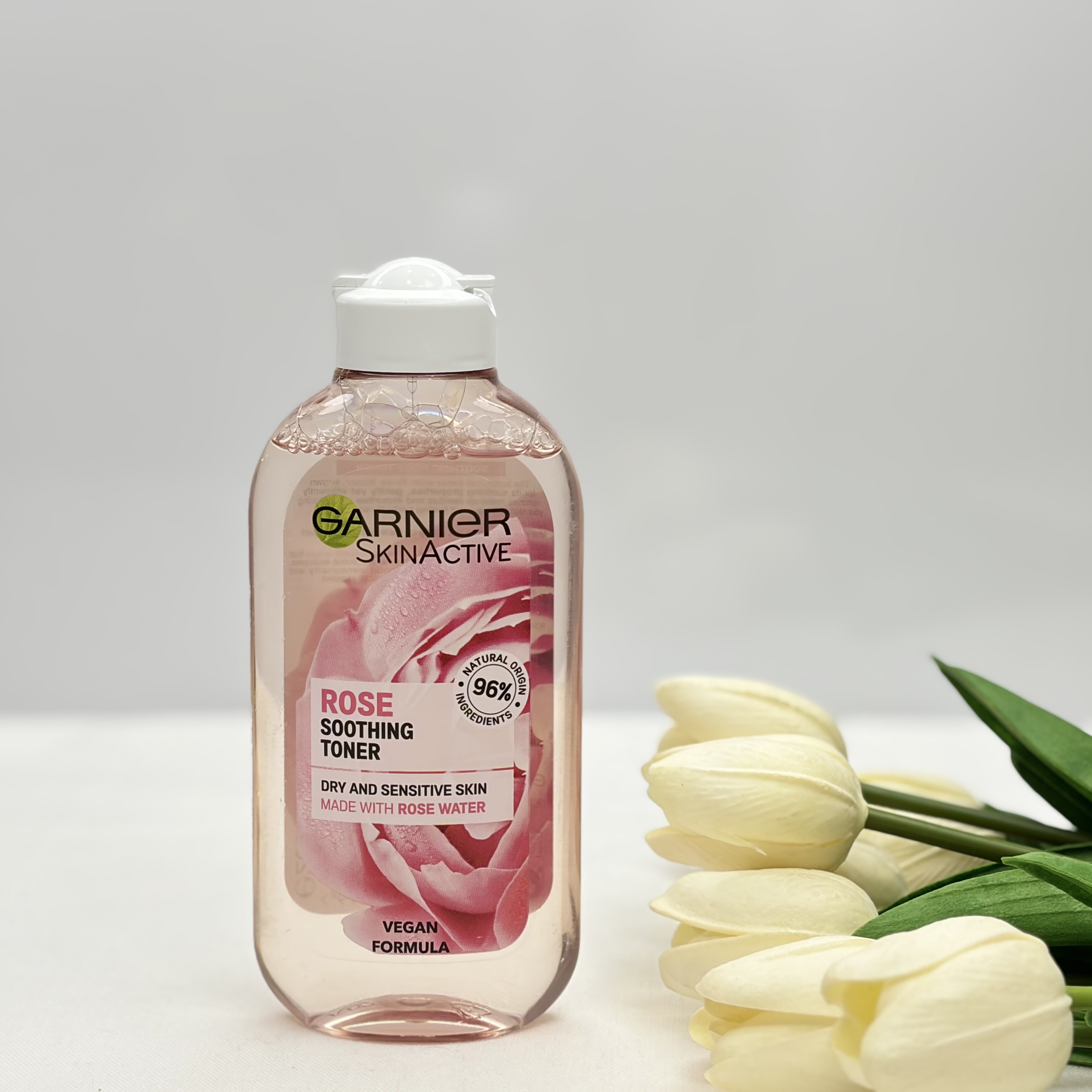 تونر پاک کننده تونر پاک کننده صورت مدل Rose Toner حجم 200 میل96درصد طبیعی، مناسب پوست خشک و حساس، کوچک کننده منافذ و بازیابی PH طبیعی پوست