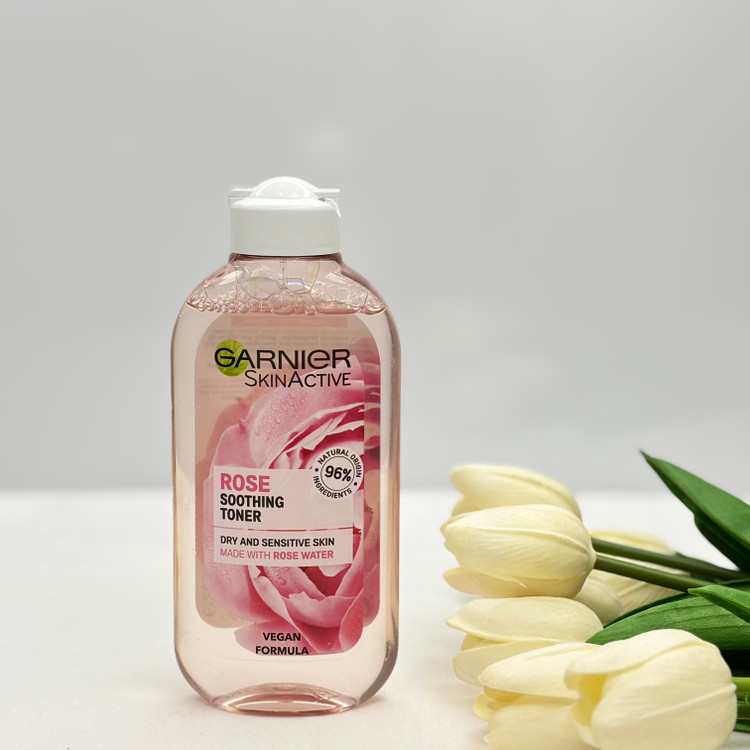 تونر پاک کننده تونر پاک کننده صورت مدل Rose Toner حجم 200 میل96درصد طبیعی، مناسب پوست خشک و حساس، کوچک کننده منافذ و بازیابی PH طبیعی پوست