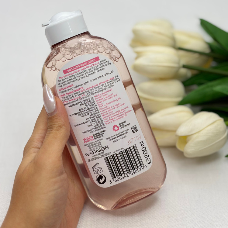 تونر پاک کننده تونر پاک کننده صورت مدل Rose Toner حجم 200 میل96درصد طبیعی، مناسب پوست خشک و حساس، کوچک کننده منافذ و بازیابی PH طبیعی پوست