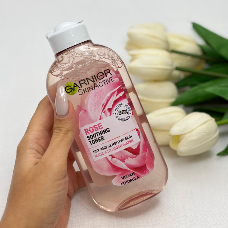 تونر پاک کننده تونر پاک کننده صورت مدل Rose Toner حجم 200 میل96درصد طبیعی، مناسب پوست خشک و حساس، کوچک کننده منافذ و بازیابی PH طبیعی پوست