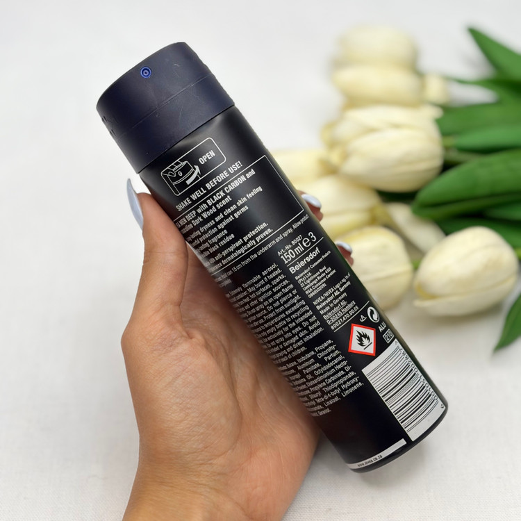 اسپری دئودرانت بدن مردانه مدل DEEP BLACK CARBON رایحه DARK WOOD ماندگاری48ساعته ۱۵۰میل