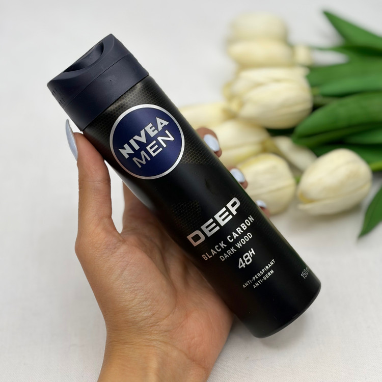 اسپری دئودرانت بدن مردانه مدل DEEP BLACK CARBON رایحه DARK WOOD ماندگاری48ساعته ۱۵۰میل